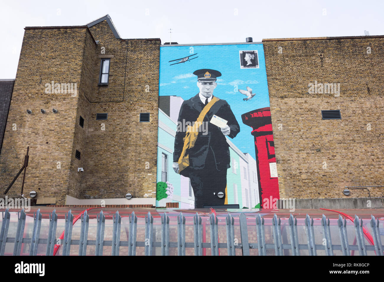 Ein briefträger an der Wand außerhalb des Mount Pleasant Mail Center Museum, Farringdon Road, London, EC1, UK lackiert Stockfoto