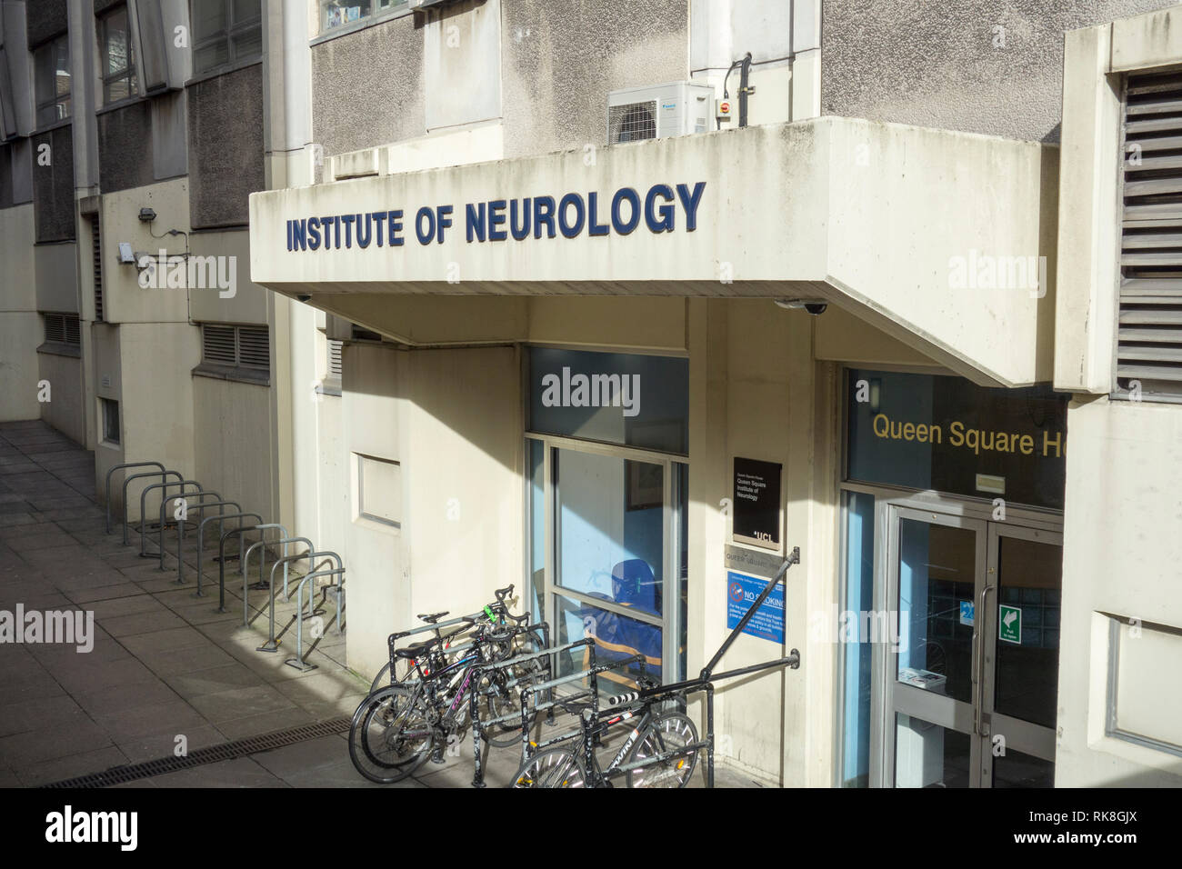 Eingang zum Institut für Neurologie, University College London Hospital, Queen Square, London, WC1, England, VEREINIGTES KÖNIGREICH Stockfoto