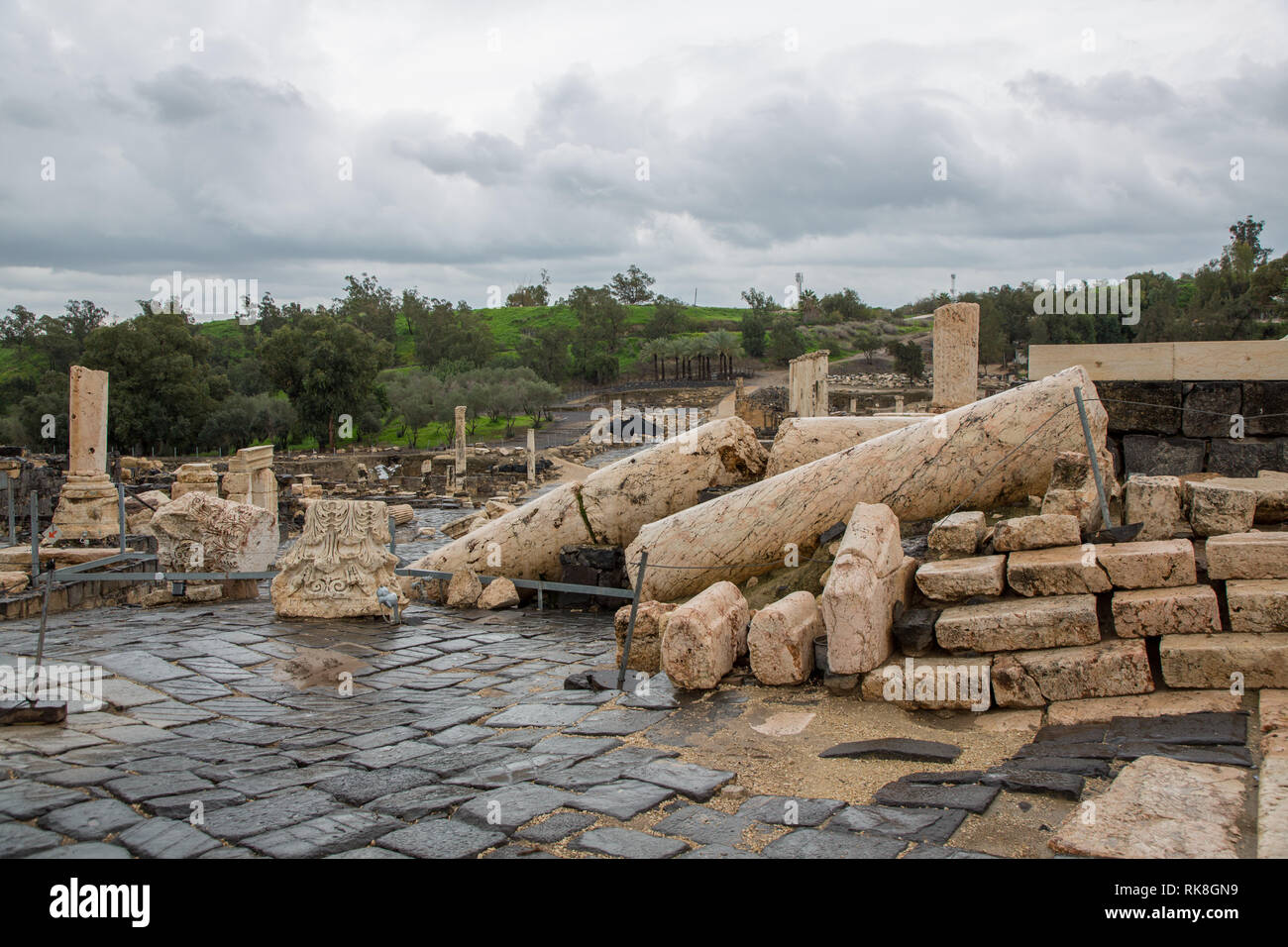 Gefallenen Spalten an die Ruinen der alten Stadt von Wetten Sie Ein, Israel Stockfoto