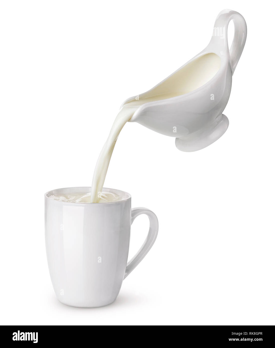 Gießt Sahne von rahmtopf in Schale mit Spritzen auf weißem Hintergrund, fließende Milch Stockfoto