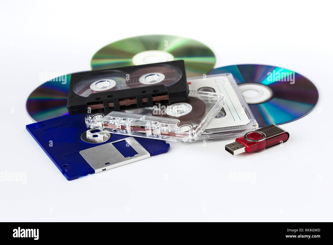 Verschiedene Medien - USB-Flash-Laufwerk, CD-ROM, CD-Kassette, die Disketten auf einem weißen Hintergrund Stockfoto