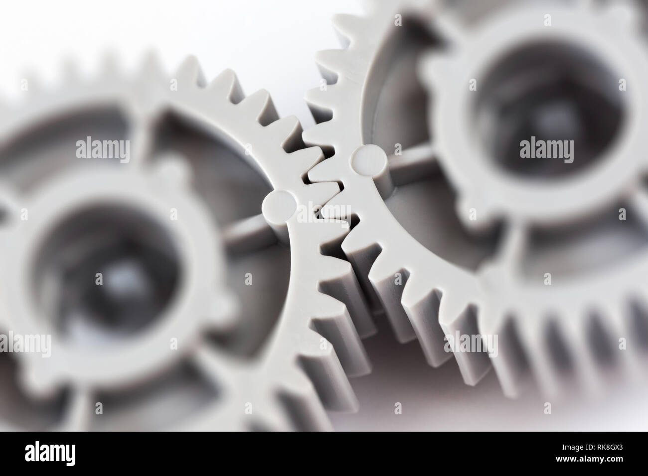 Zwei graue Kunststoffzahnräder closeup mit selektiven Fokus Stockfoto