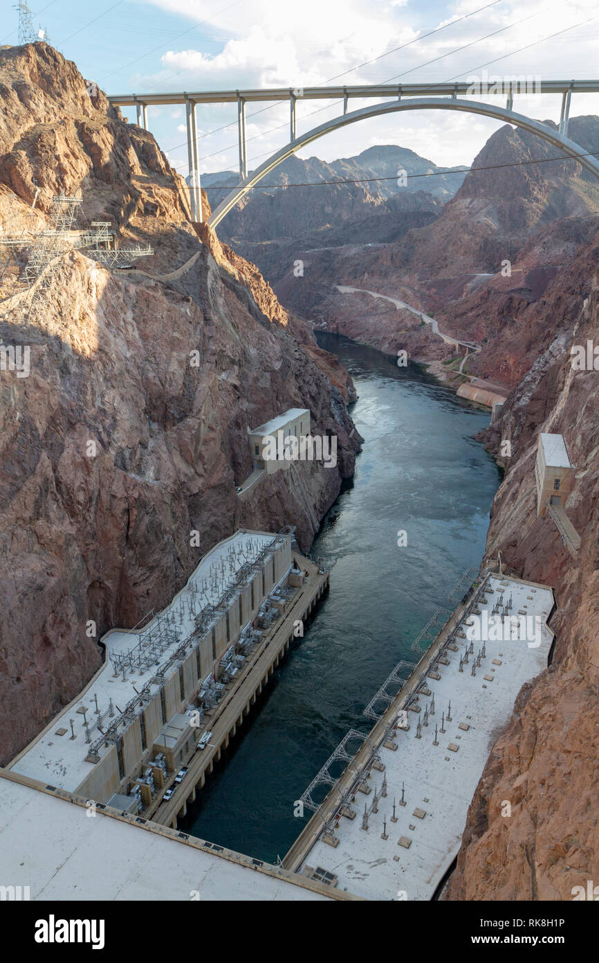 Die Mike O'Callaghan - Pat Tillman Memorial Bridge mit Blick auf den Hoover Dam, Clark County, Nevada, United States. Stockfoto