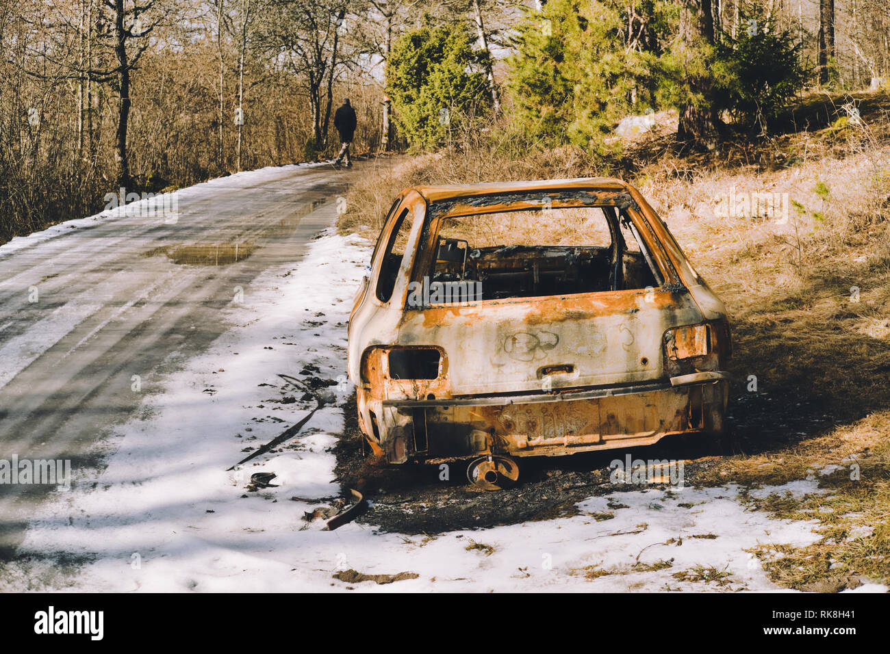 Aus dem Auto von der Seite des eisigen Straße verbrannt, Schweden, Skandinavien Stockfoto