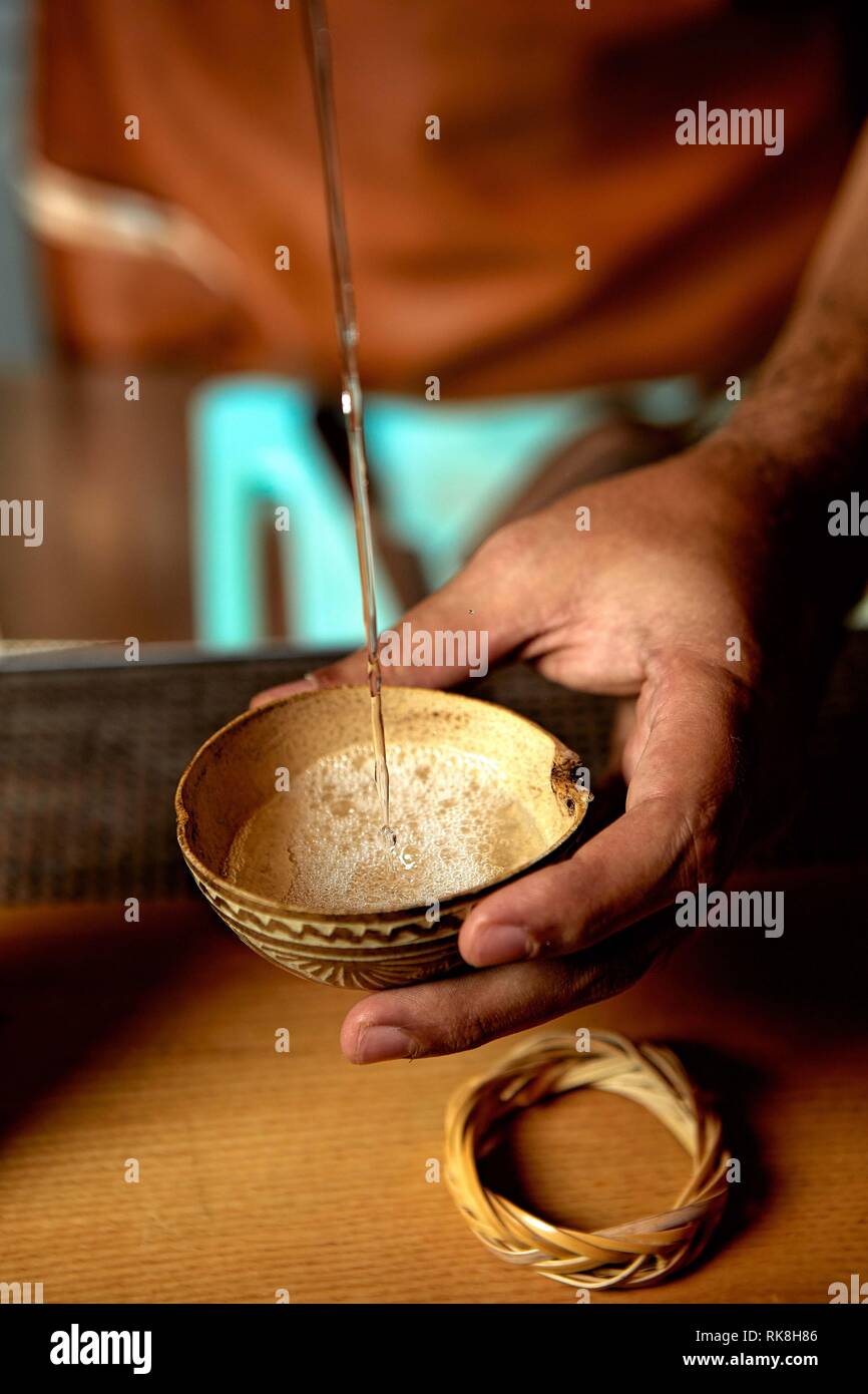 Barkeeper gießt Mezcal in einen Holzbecher in der traditionellen Mexikanischer Stil Stockfoto
