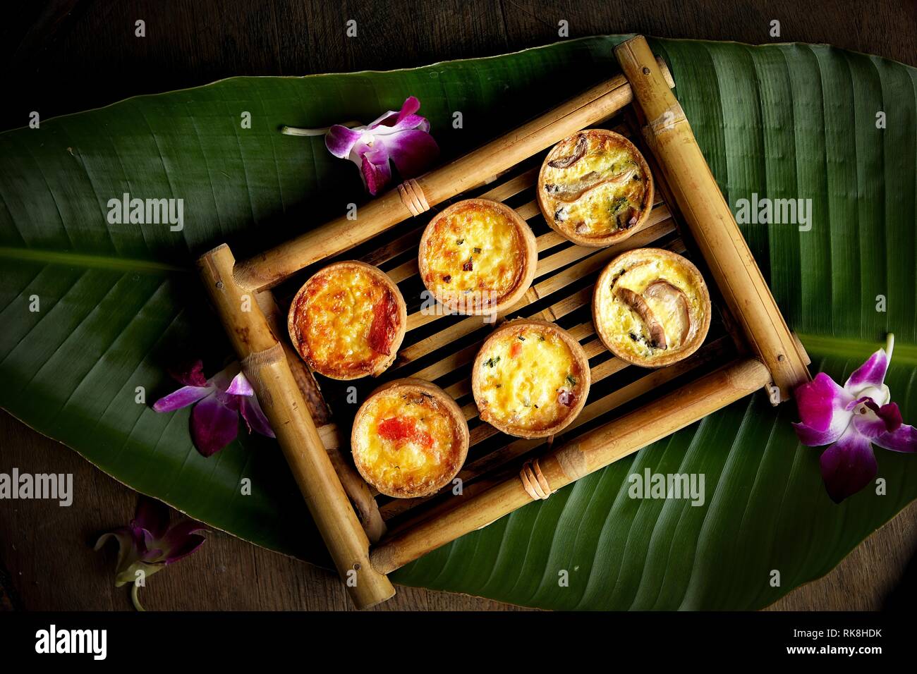 Flach Lay Foto von sechs Mini-Quiches diente als Snack-Bar auf einem Bambustablett Stockfoto