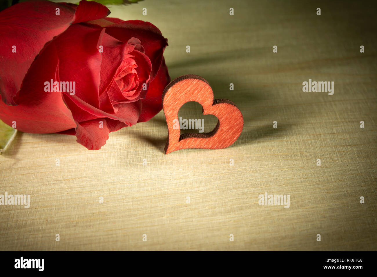 Rote Rose und Laser geschnitten rote hölzerne Herz Formen auf hellem Holz  Oberfläche Hintergrund für Liebe und Romantik Konzepte mit kostenlosen  Platz für Text Stockfotografie - Alamy