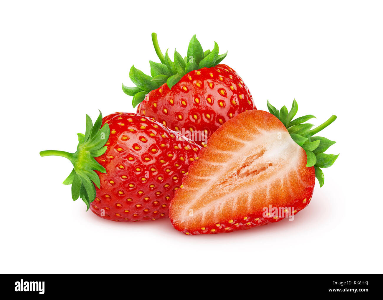 Erdbeere isoliert. Zwei und eine halbe Erdbeeren auf weißem Hintergrund Stockfoto
