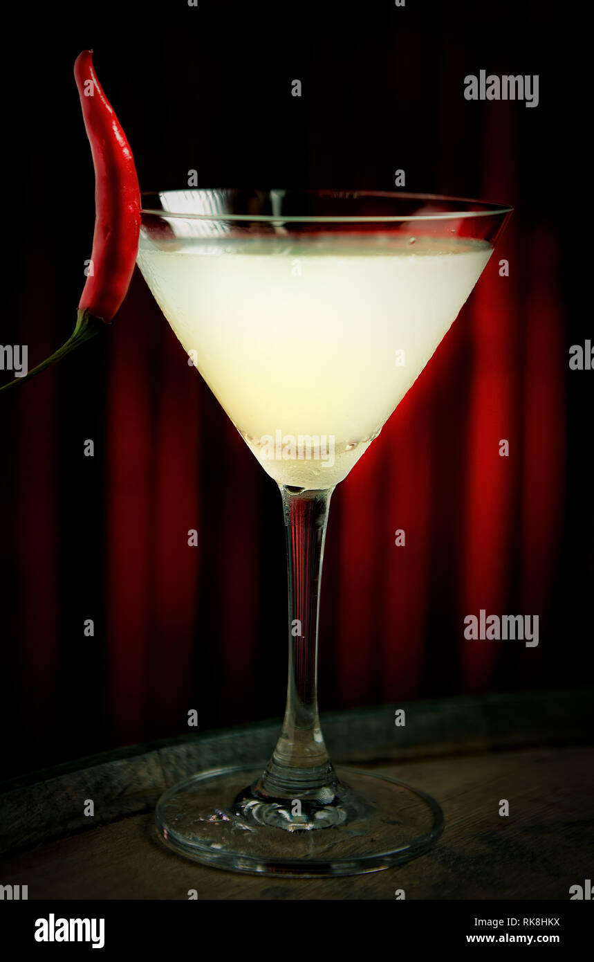 Vertikales Foto eines Chili-Daiquiri in einem martini serviert Glas Stockfoto