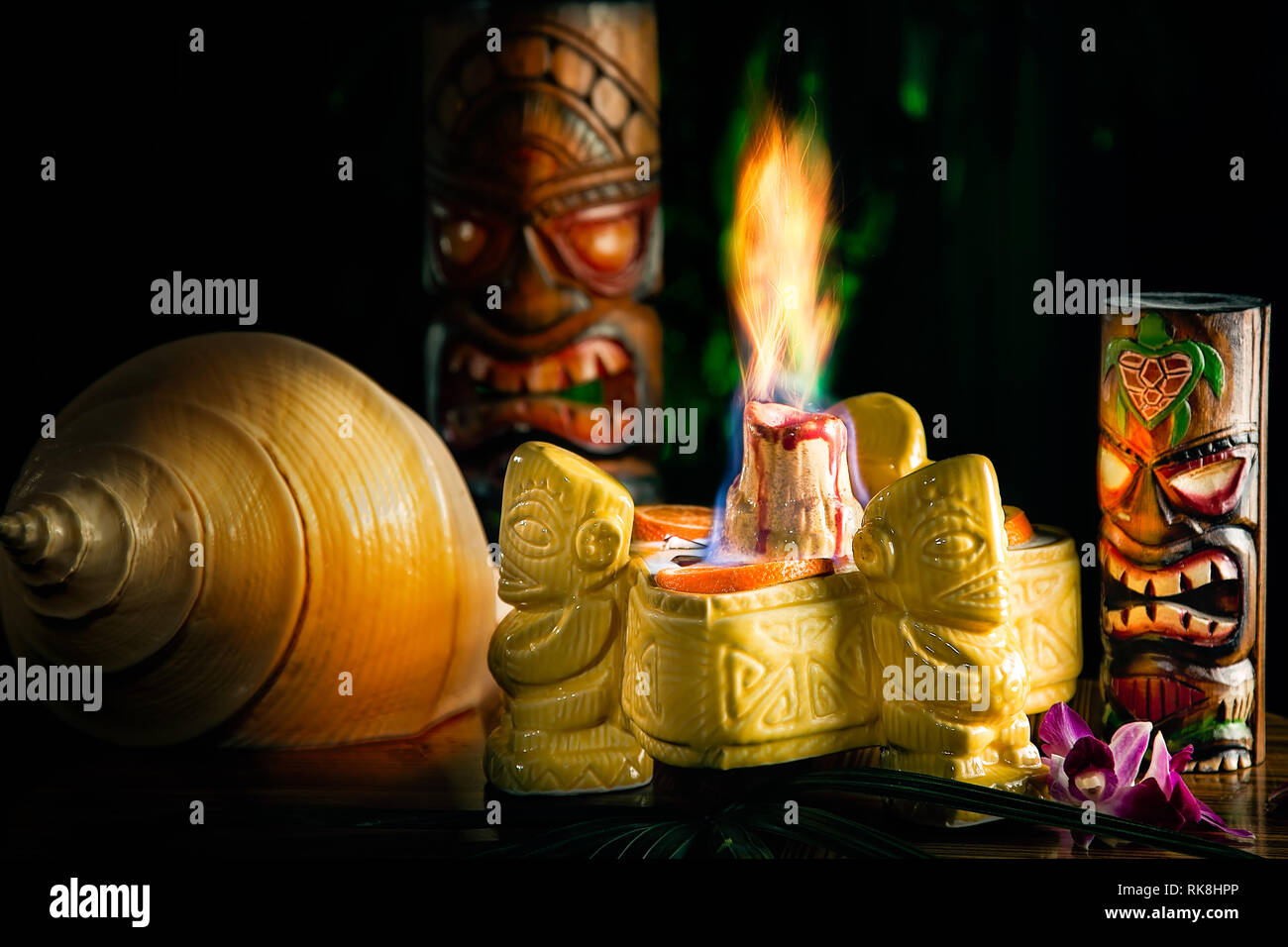 Teilen Tiki Vulkan Cocktail mit Feuer Stockfoto