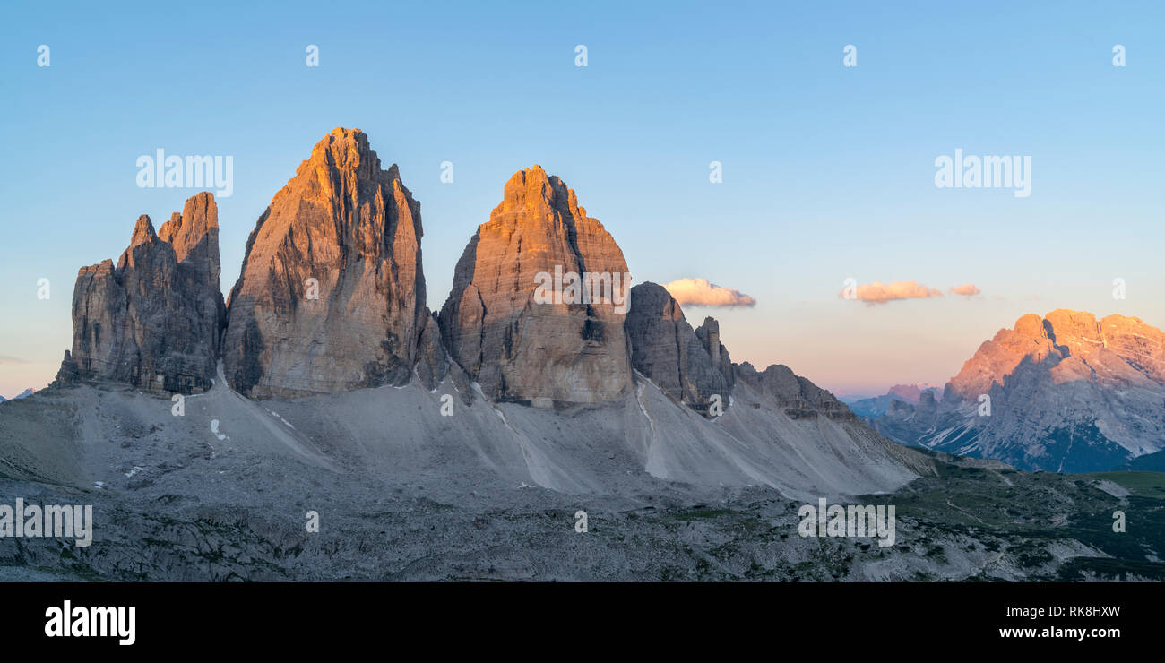 Blick auf die Drei Zinnen von Lavaredo bei Sonnenaufgang im Sommer. Sextner Dolomiten, Trentino Alto Adige, Italien. Stockfoto