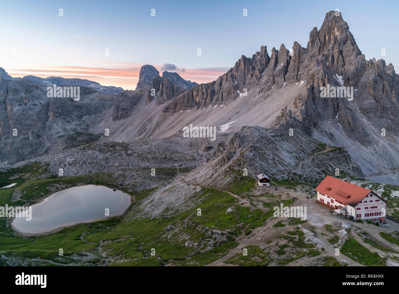 Locatelli Hütte mit Piani See auf der linken Seite und den Monte Paterno im Hintergrund. Sextner Dolomiten, Trentino Alto Adige, Italien. Stockfoto