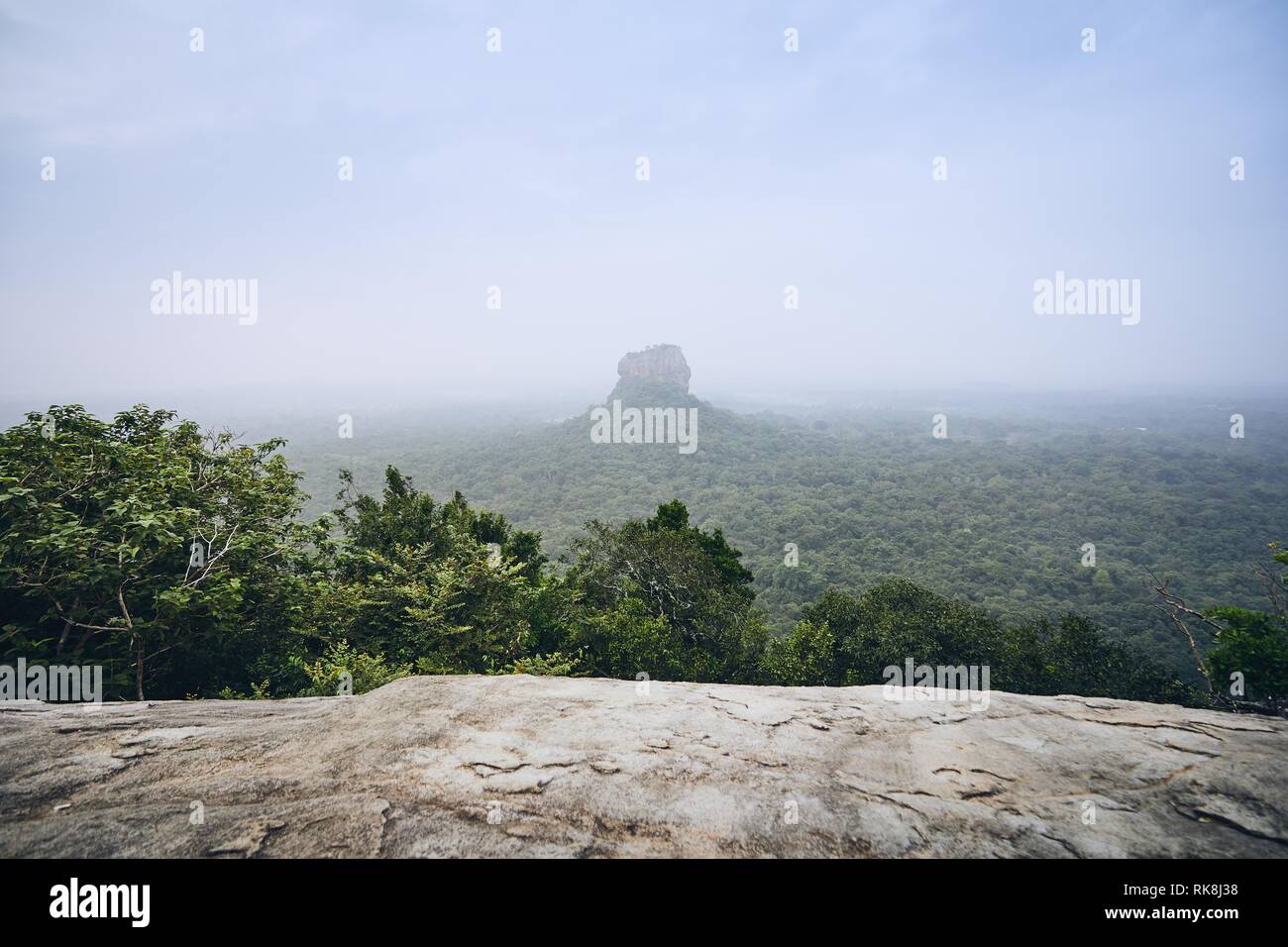 Sigiriya-Felsen (UNESCO-Weltkulturerbe). Blick von pidurangala Felsen in Sri Lanka. Stockfoto