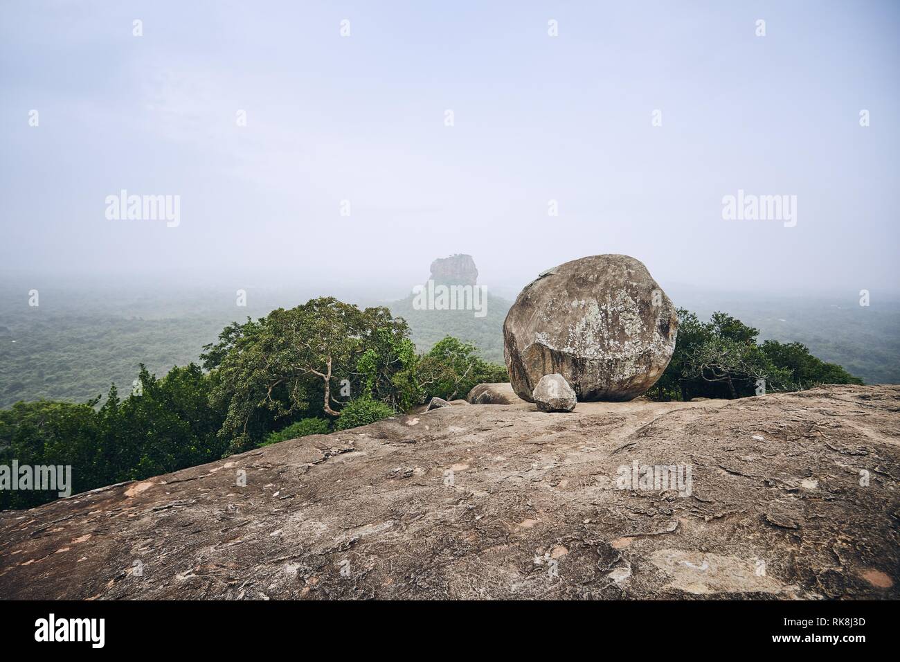 Sigiriya-Felsen (UNESCO-Weltkulturerbe). Blick von pidurangala Felsen in Sri Lanka. Stockfoto