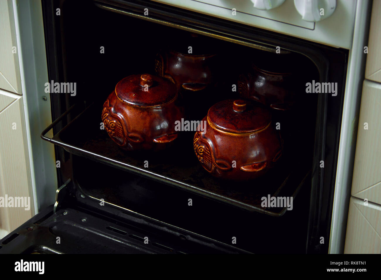 Traditionelle russische Keramik Töpfe zum kochen im Ofen. Stockfoto