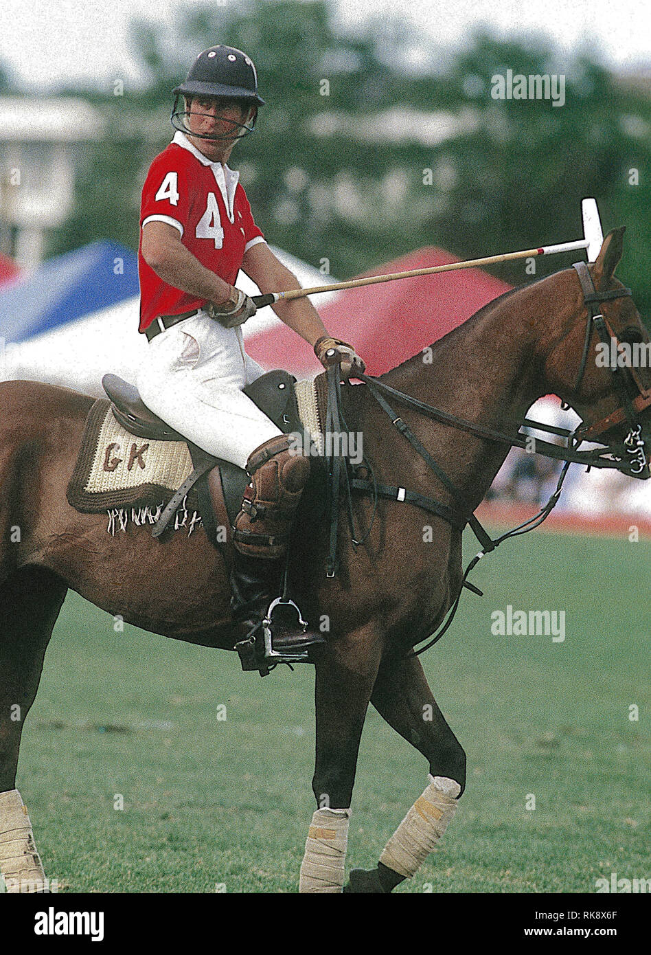 Oak Brook, Illinois, USA, September 5, 1986 Charles, Prinz von Wales die Zahl 4 spielt Polo an der Oak Brook Polo Club tragen als Teil seiner Tour bei seinem Besuch in Chicago. Der Prinz war der Kapitän der englischen Mannschaft wie es gespielt gegen das US-Team für den Prinzen von Wales Cup Credit: Mark Reinstein/MediaPunch Stockfoto