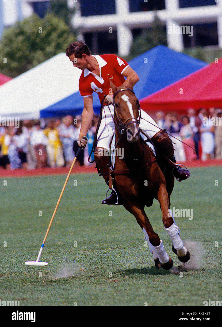 Oak Brook, Illinois, USA, September 5, 1986 Charles, Prinz von Wales die Zahl 4 spielt Polo an der Oak Brook Polo Club tragen als Teil seiner Tour bei seinem Besuch in Chicago. Der Prinz war der Kapitän der englischen Mannschaft wie es gespielt gegen das US-Team für den Prinzen von Wales Cup Credit: Mark Reinstein/MediaPunch Stockfoto