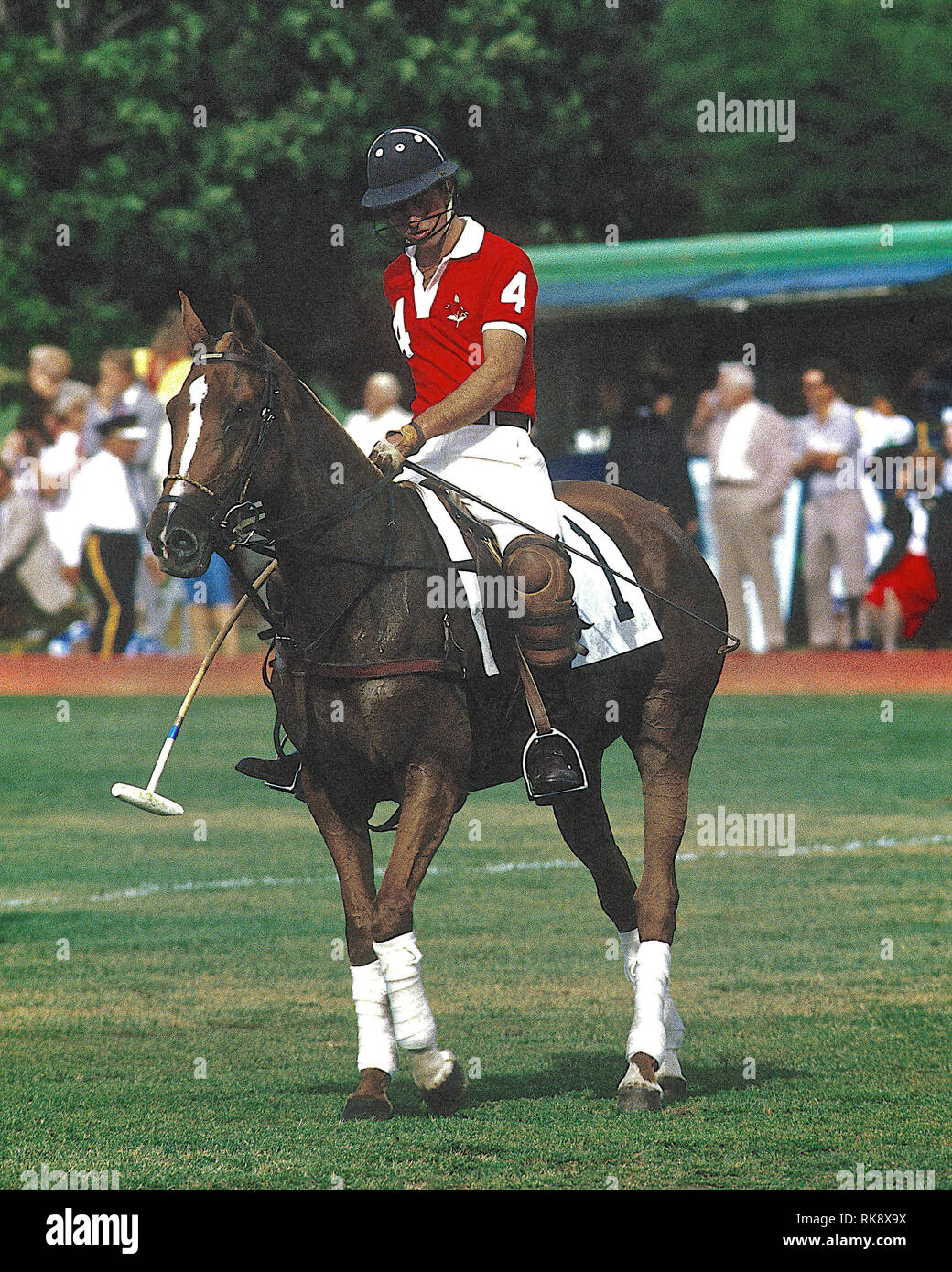 Oak Brook, Illinois, USA, September 5, 1986 Charles, Prinz von Wales die Zahl 4 spielt Polo an der Oak Brook Polo Club tragen als Teil seiner Tour bei seinem Besuch in Chicago. Der Prinz war der Kapitän der englischen Mannschaft wie es gespielt gegen das US-Team für den Prinzen von Wales Cup Credit: Mark Reinstein/MediaPunch Stockfoto
