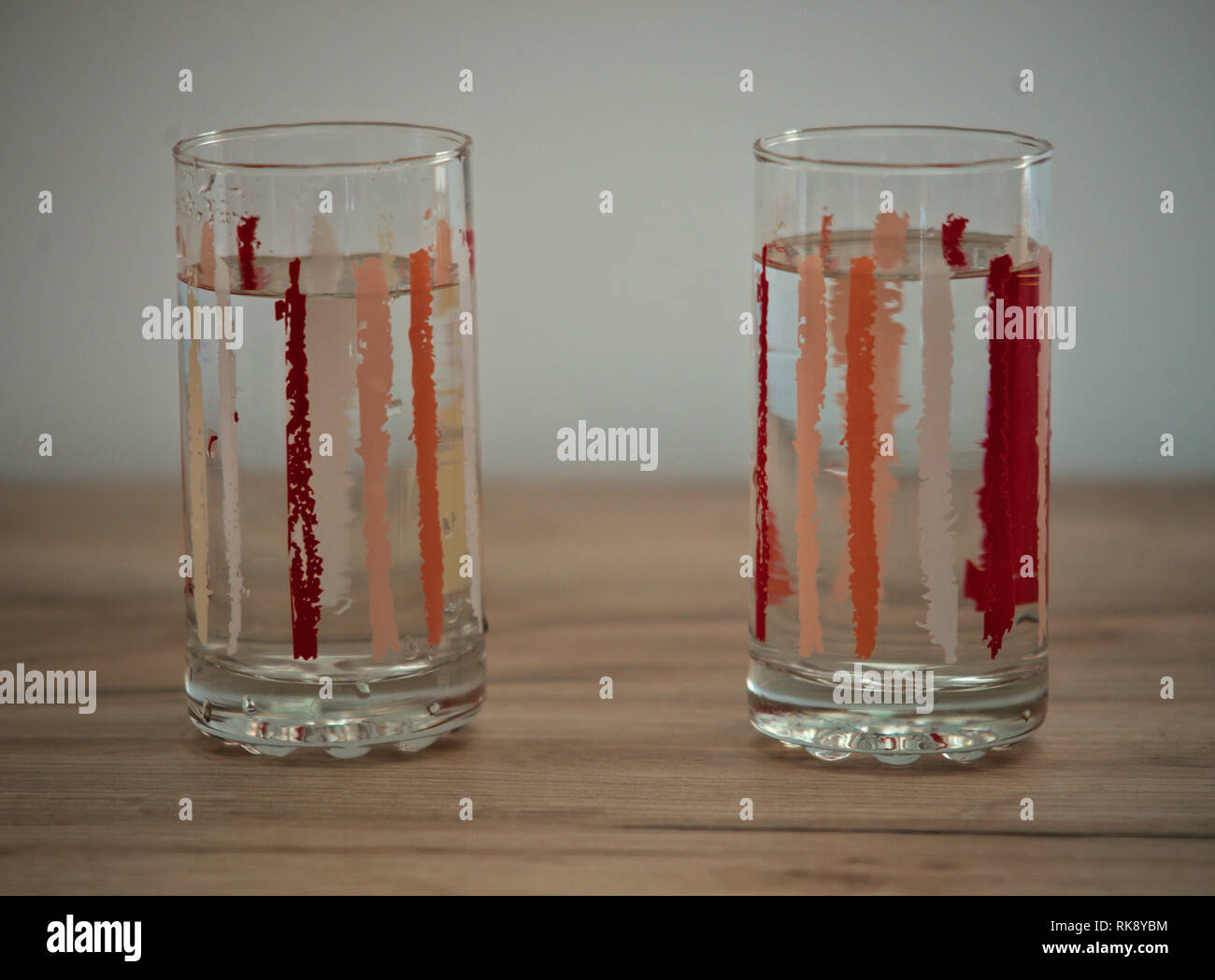 Zwei Gläser Wasser auf hölzernen Tisch Stockfoto