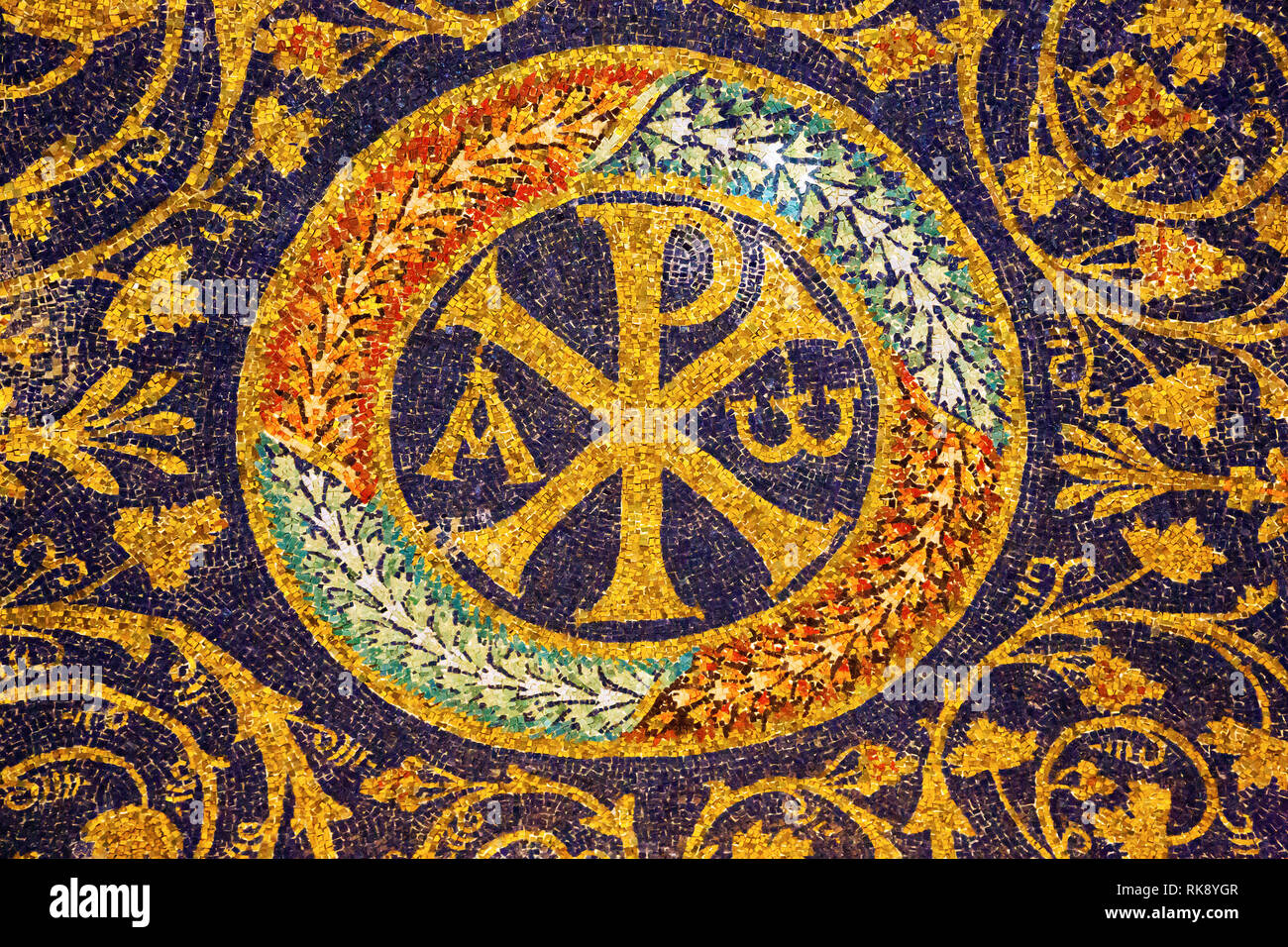 Antike christliche Symbol im Mausoleum der Galla Placidia in Ravenna, Italien. Stockfoto