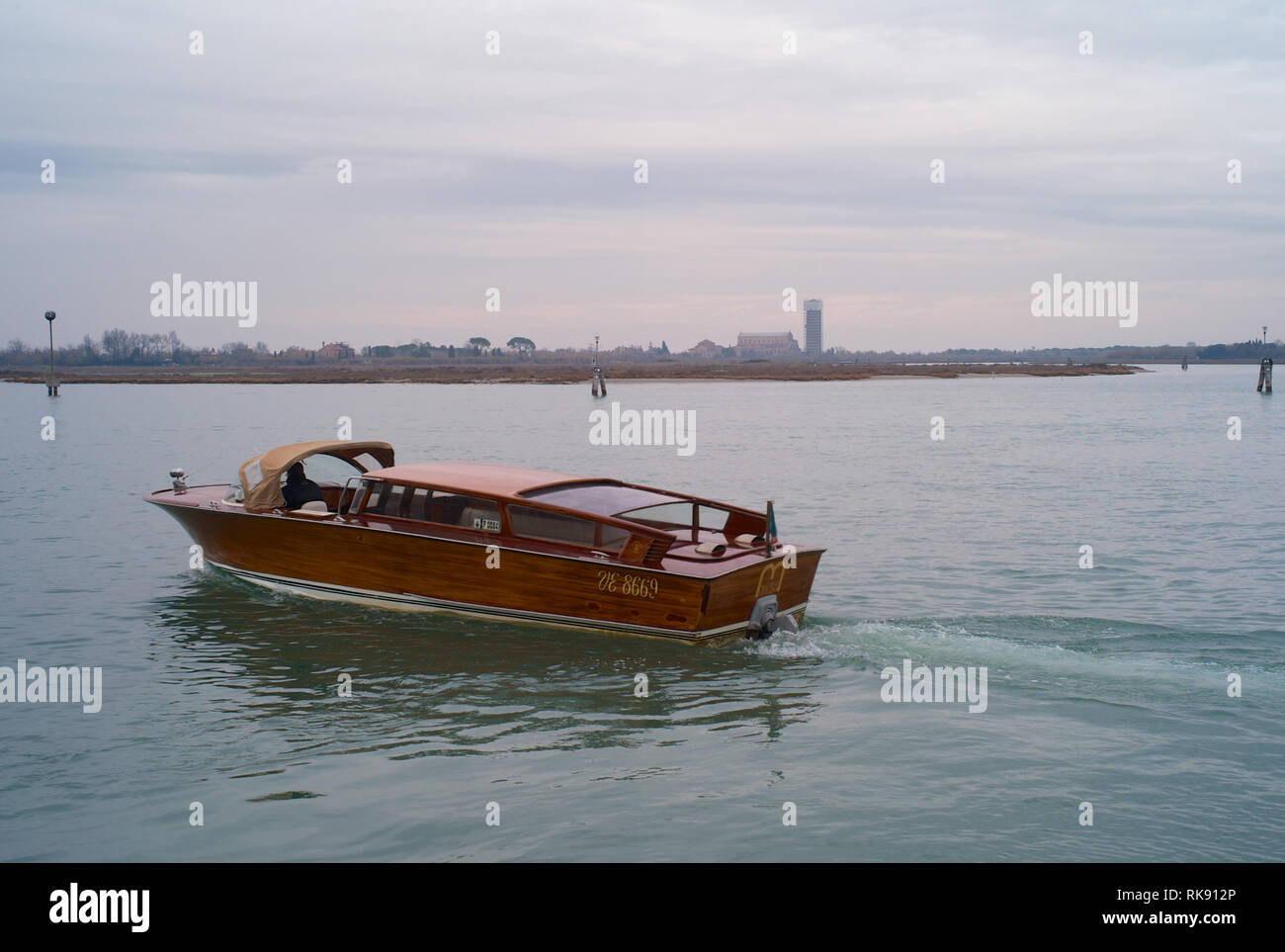 Venedig, Italien - 3. Januar 2014: Ein wassertaxi Überquerung der Lagune von Venedig auf eine romantisch-düstere Tag. Stockfoto