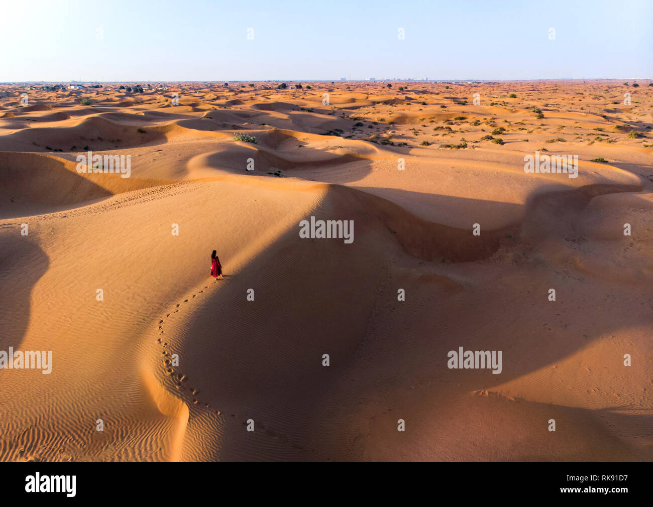 Frau Wandern in der Wüste bei Sonnenuntergang Luftaufnahme Stockfoto