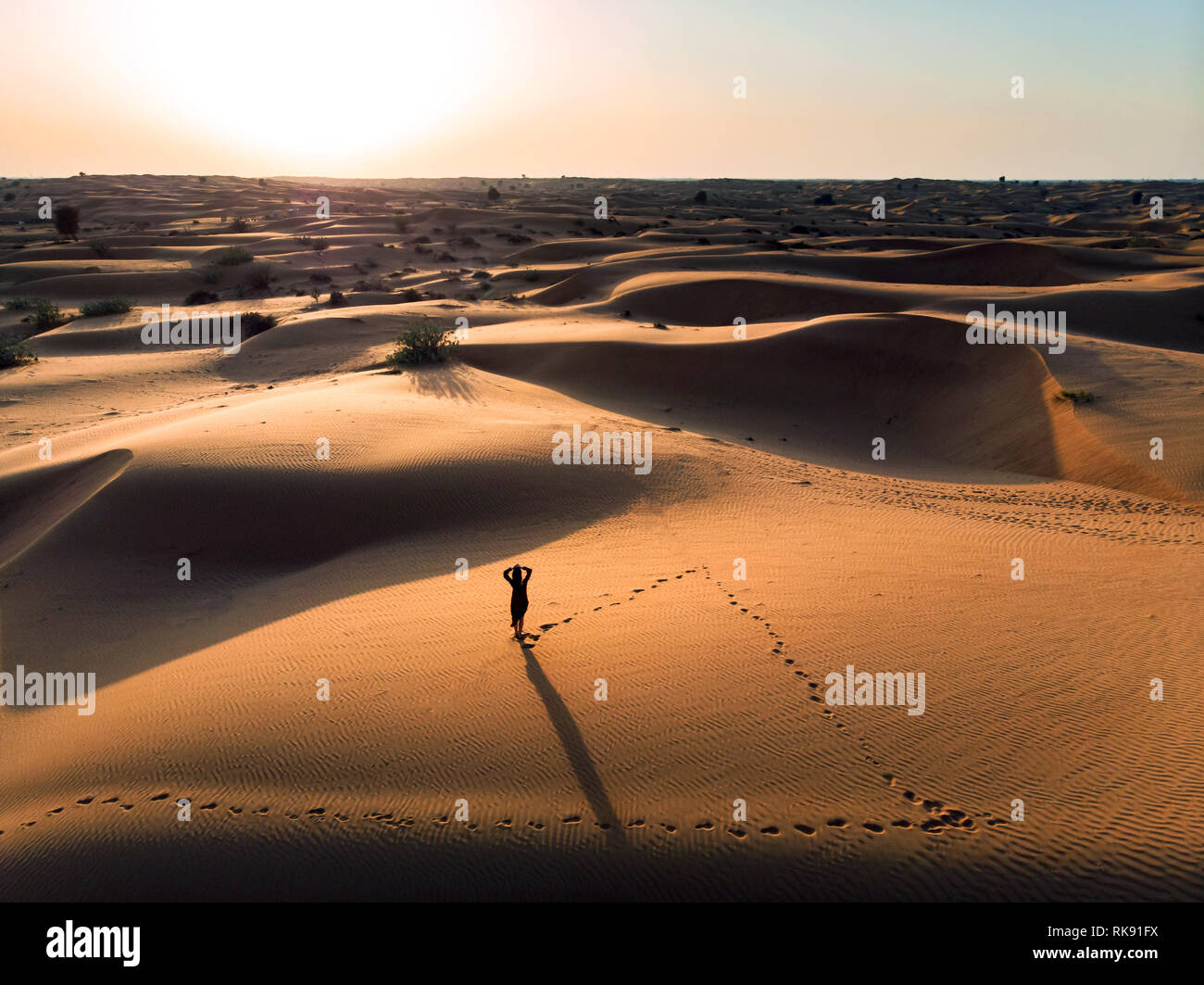 Frau genießen der Wüste Sonnenuntergang Luftaufnahme Stockfoto
