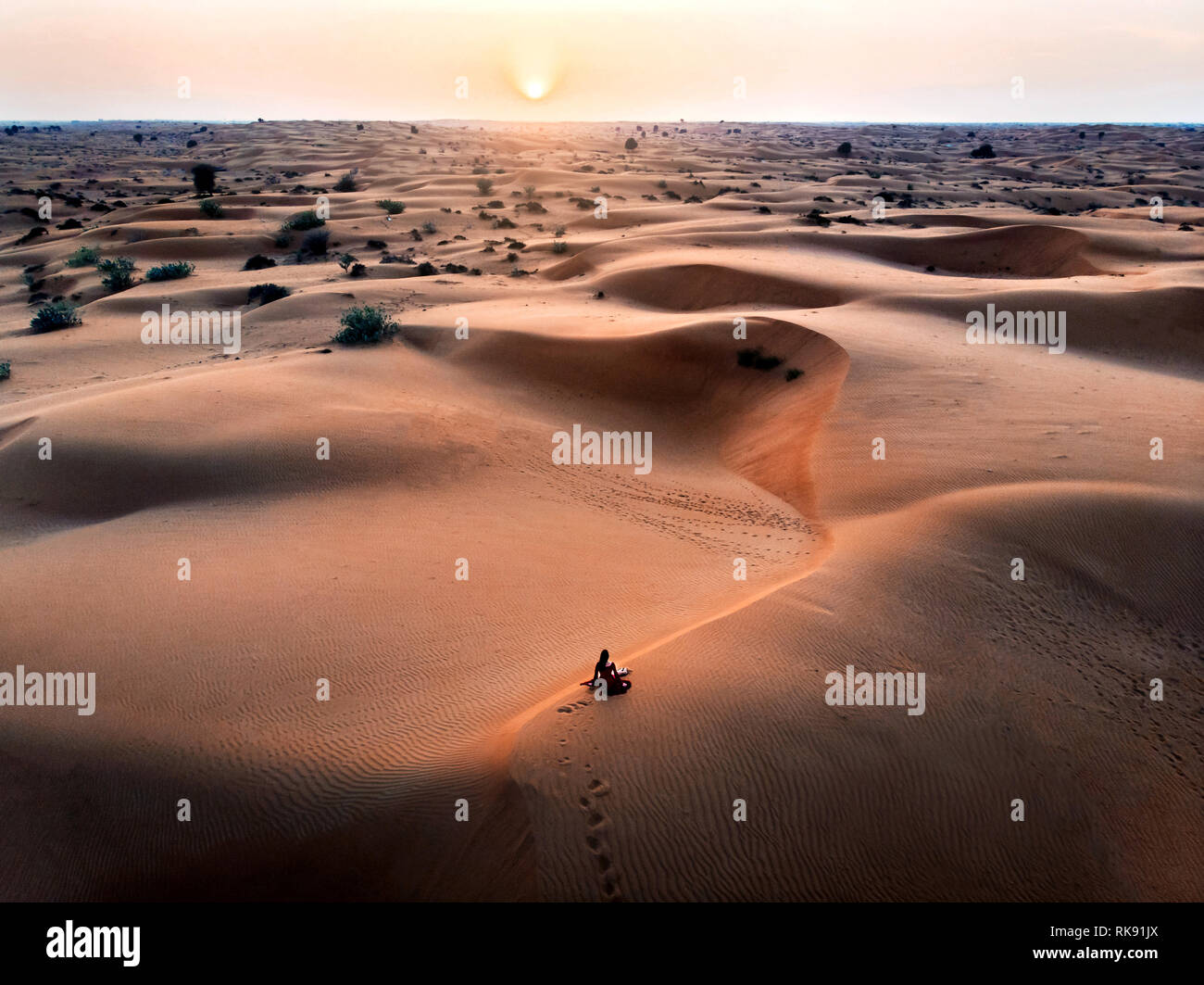 Frau beobachten, Sonnenuntergang in der Wüste Luftaufnahme Stockfoto