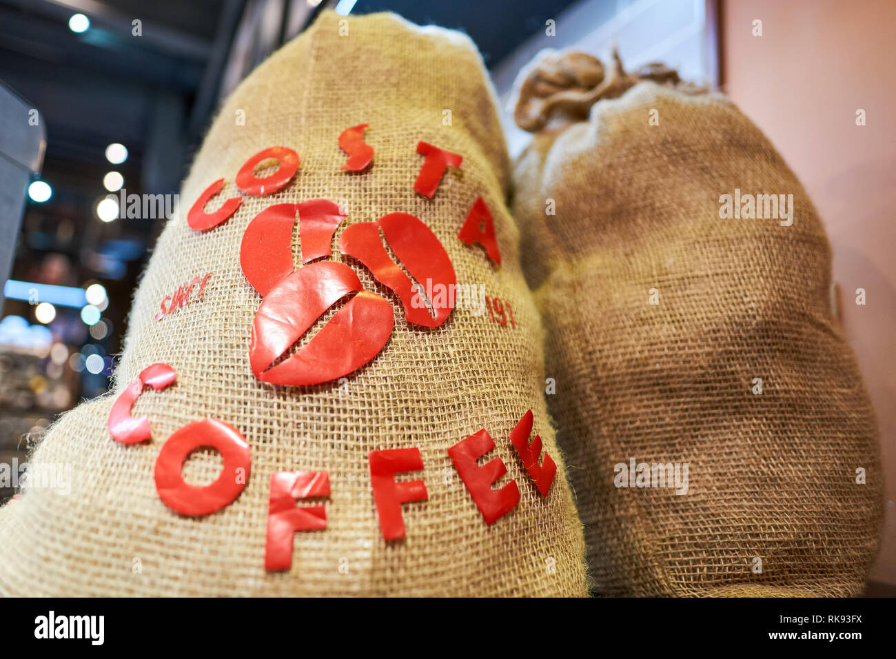 Sankt Petersburg, Russland - ca. März 2016: Innenraum der Costa Coffee. Costa Coffee ist eine britische multinationale Kaffeehaus unternehmen. Es ist die Zweite Stockfoto