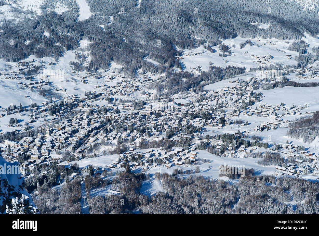 Das romantische, Verschneite Skigebiet Cortina d'Ampezzo in den italienischen Dolomiten von Faloria gesehen, eingebettet in eine wunderschöne Winterlandschaft. Stockfoto