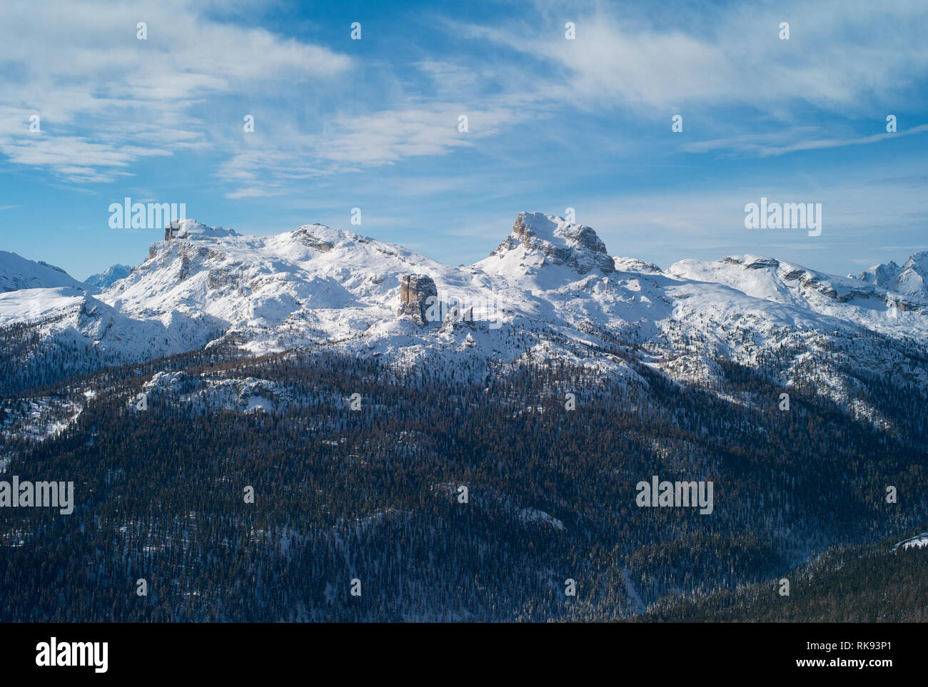 Luftaufnahme der Berge von den Cinque Torri Skigebiet Cortina d'Ampezzo in den italienischen Dolomiten mit Schnee Stockfoto