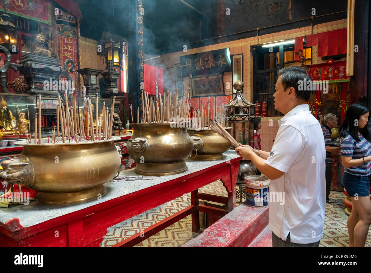 Kuala Lumpur, Malaysia. Januar 2019. Gläubigen beten in froint des Altars in der Sünde Sze Si Ya Tempel Stockfoto