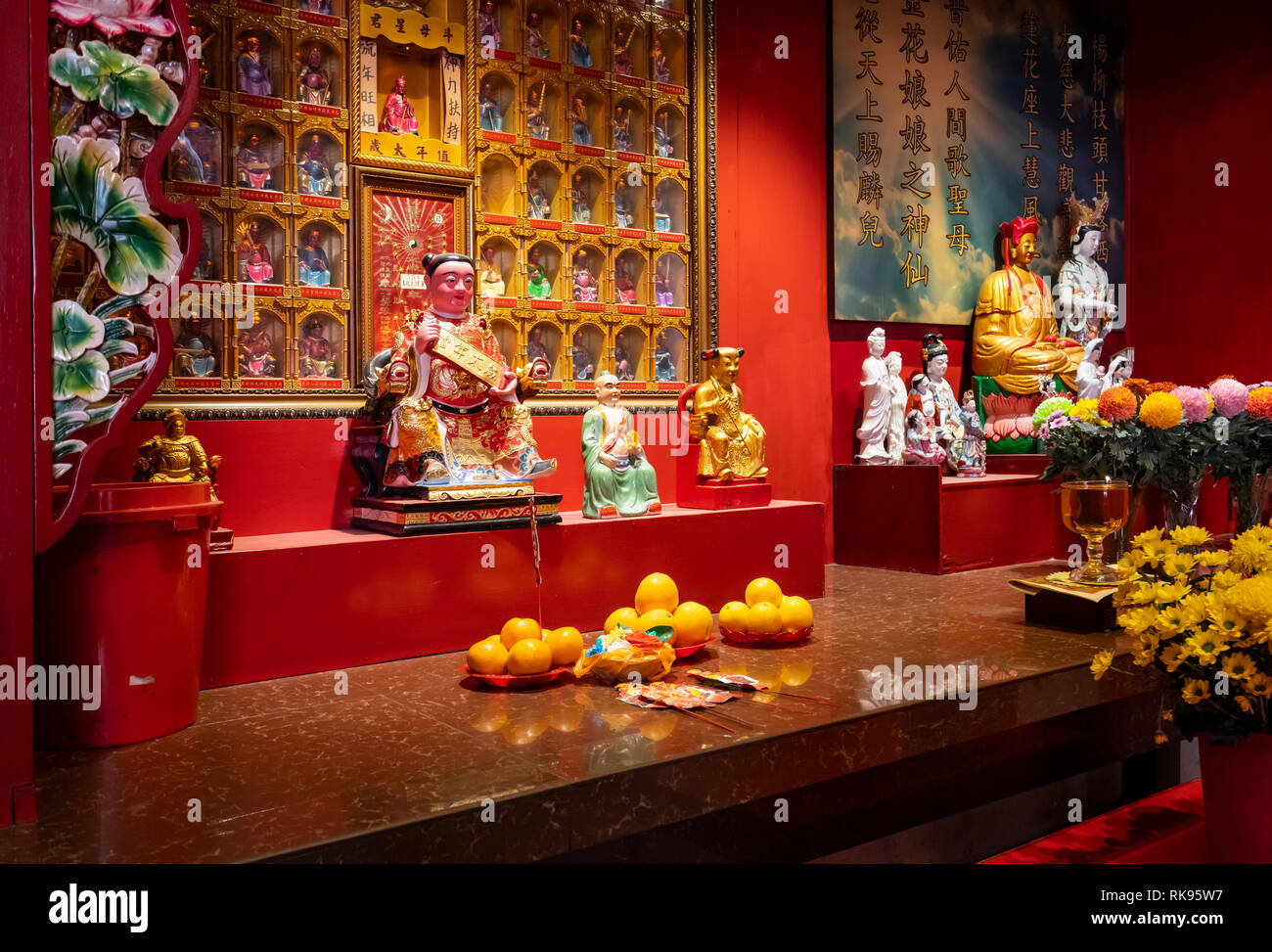 Kuala Lumpur, Malaysia, Januar 2019. Die Angebote auf den Altar in Guan Di taoistische Tempel Stockfoto