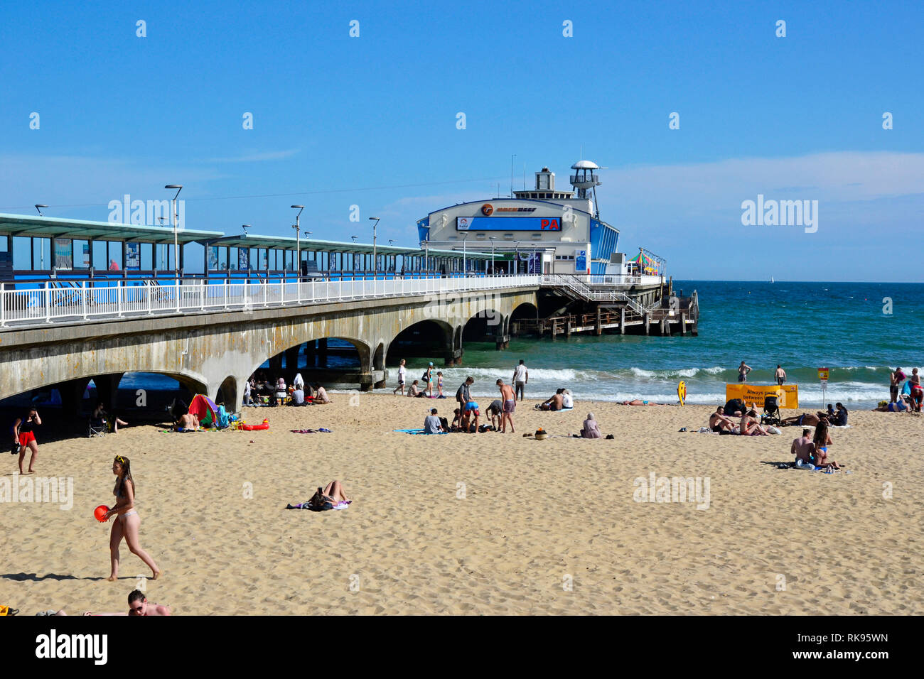 Die Leute am Strand vor Bournemouth Pier, Bournemouth, England, Großbritannien Stockfoto