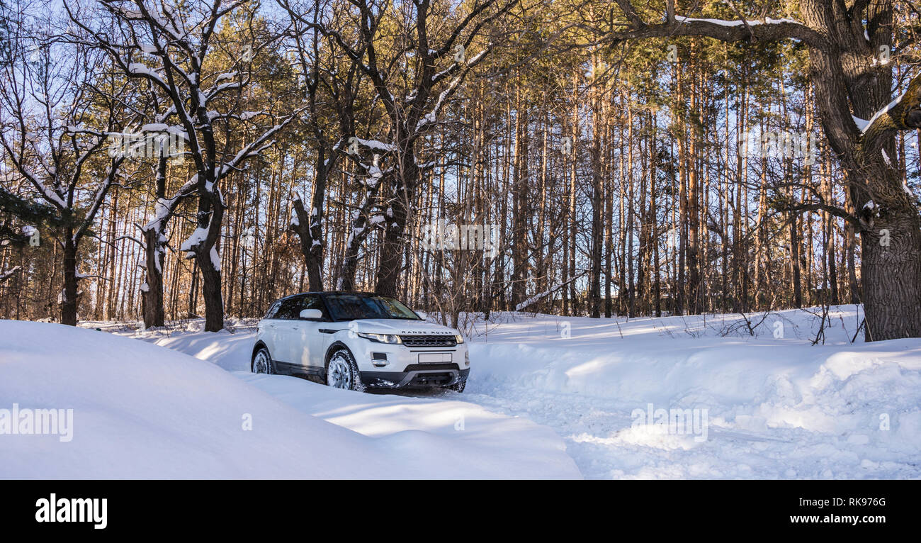 Weiß Range Rover Evoque mit schwarzem Dach auf einem Winter Straße im Wald der Region Samara, Russland. Klar, sonnigen Tag vom 9. Februar 2019 Stockfoto