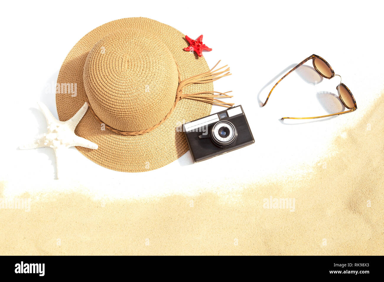 Strand Zubehör auf weißem Hintergrund mit dem Sand Textur Stockfoto