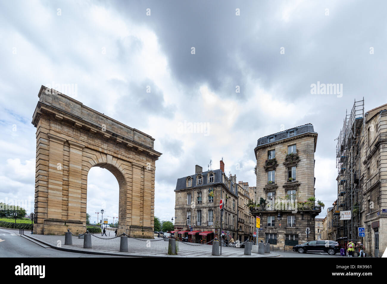 Porte de Bourgogne, Bordeaux, Frankreich. Sehenswürdigkeiten im Römischen Stil Steinbogen in den 1750er Jahren als symbolisches Tor zur Stadt gebaut. Stockfoto
