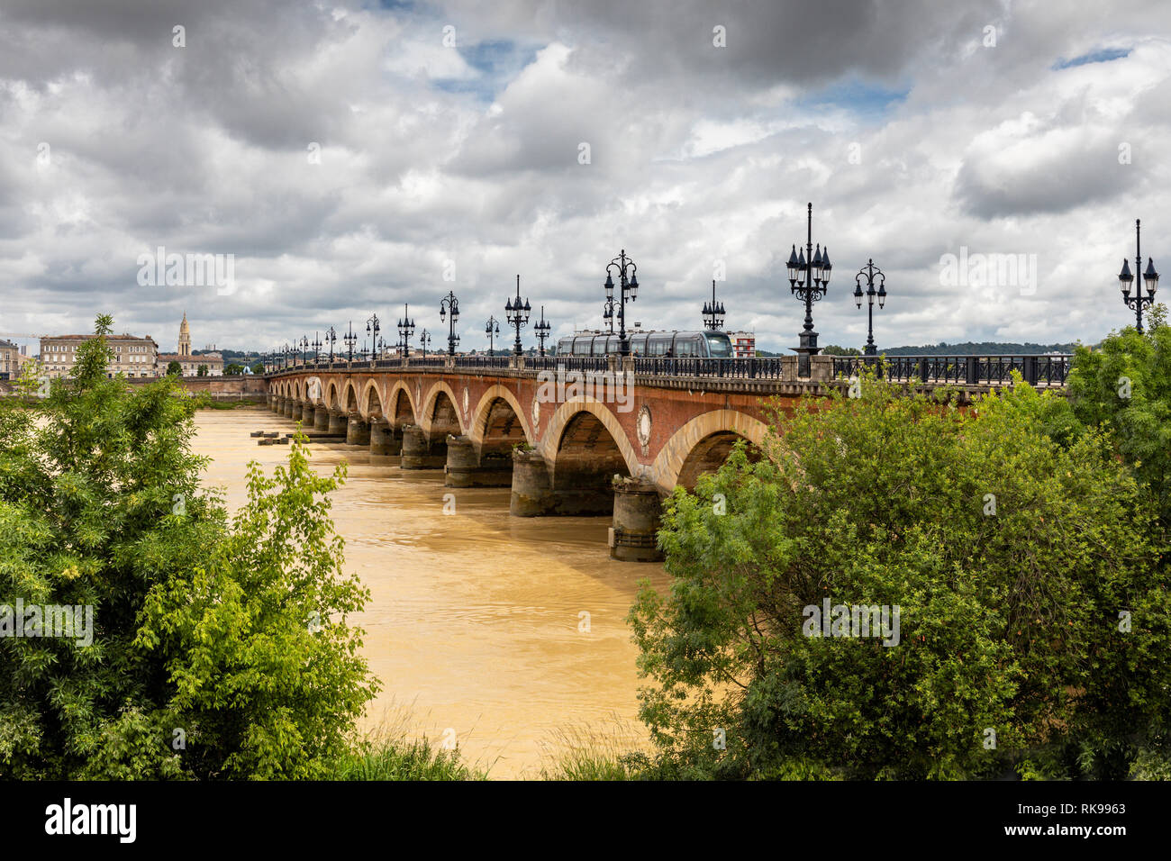 Pont de Pierre, historische Brücke über den Fluss Garonne, Bordeaux, Frankreich Stockfoto