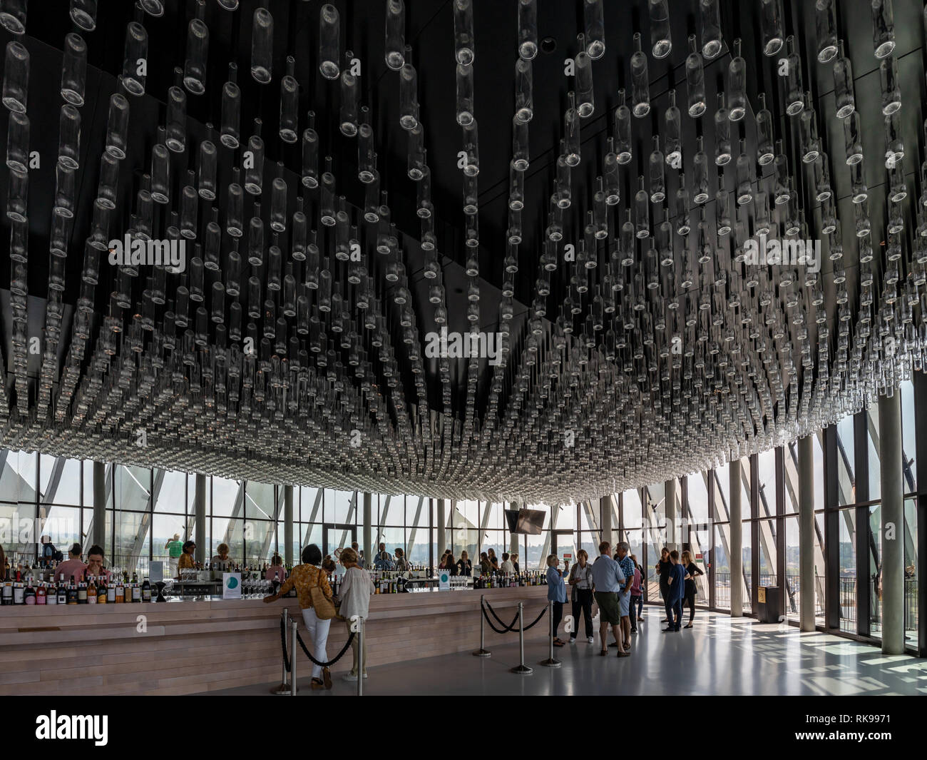 Weinprobe in La Cité du Vin, der Stadt Wein, Wein House Museum, Bordeaux, Aquitaine, Frankreich Stockfoto