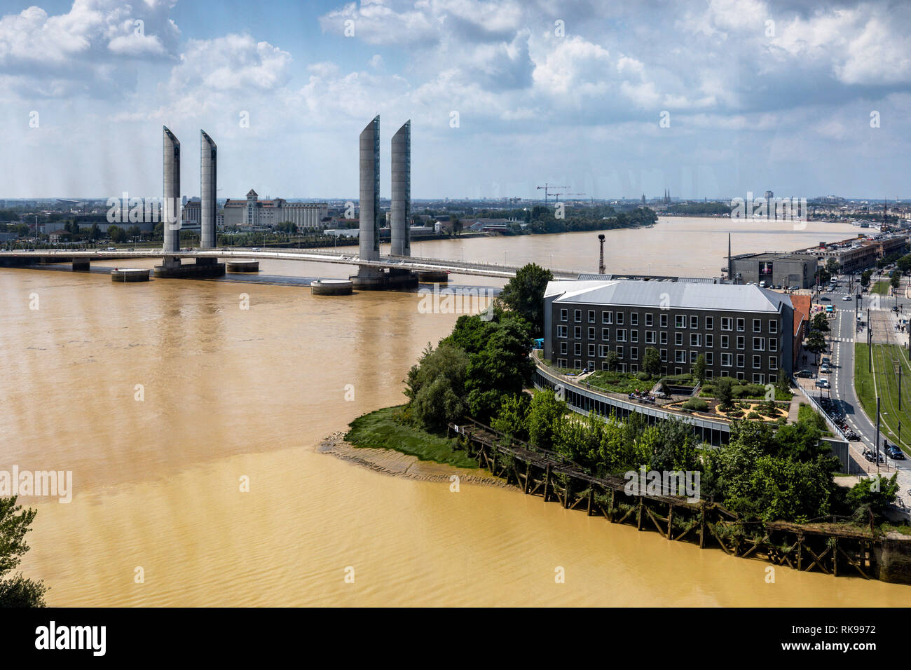 Anzeigen von Pont Jacques Chaban-Delmas von La Cité du Vin, der Stadt Wein, Wein House Museum, Bordeaux, Aquitaine, Frankreich Stockfoto