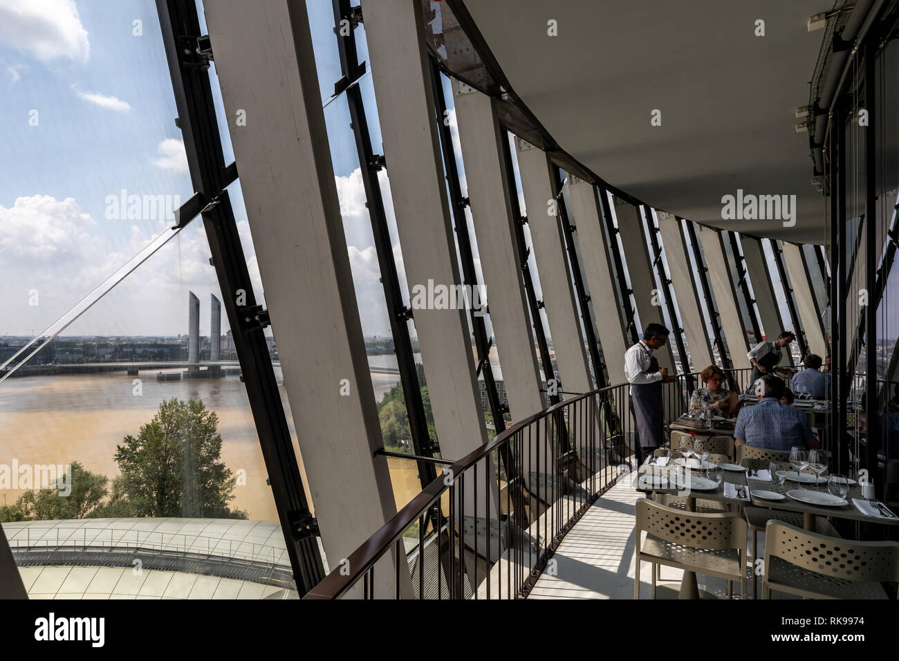 La Cité du Vin, der Stadt Wein, Wein House Museum, Bordeaux, Aquitaine, Frankreich. In der siebten Etage befindet sich das Restaurant mit Panoramablick. Stockfoto