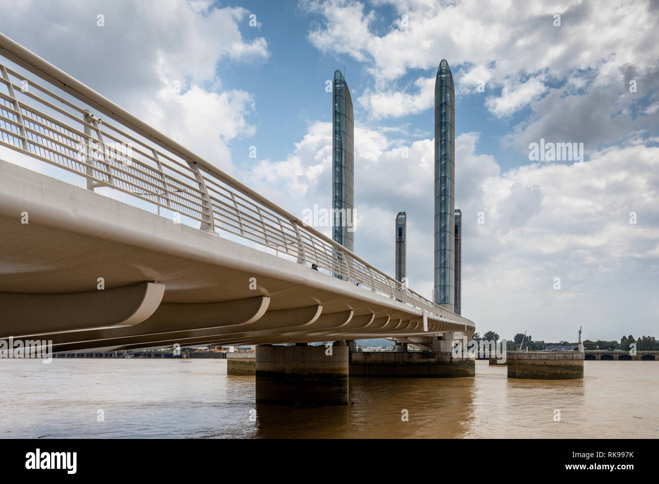 Pont Jacques Chaban-Delmas, vertikal-lift Brücke, Fluss Garonne, Bordeaux, Frankreich, im Jahr 2013 gebaut. Stockfoto