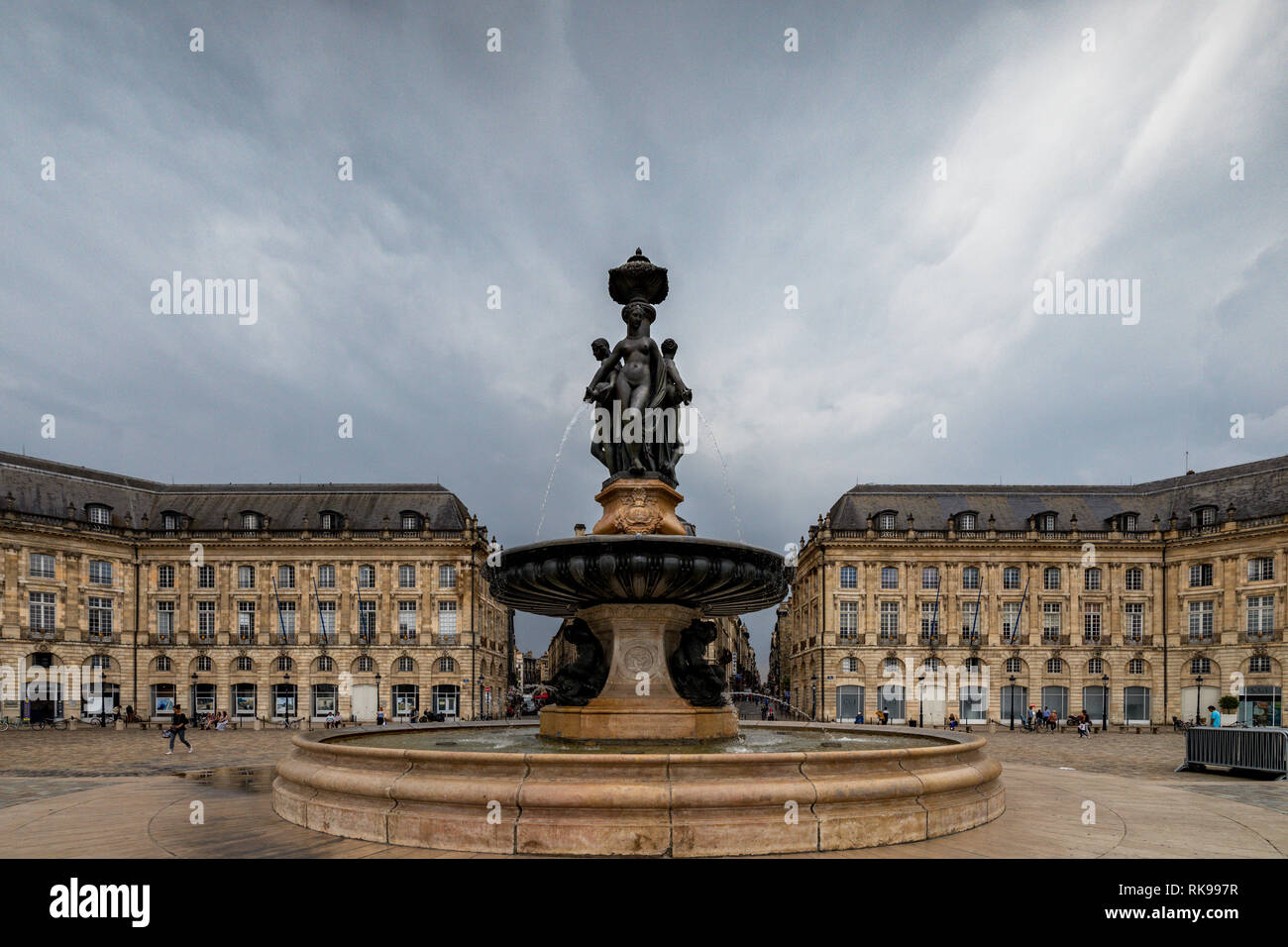 Brunnen der Drei Grazien, die die drei Töchter des Zeus (Aglaia, Euphrosyne und Thalie) Place de la Bourse, Bordeaux, Frankreich Stockfoto