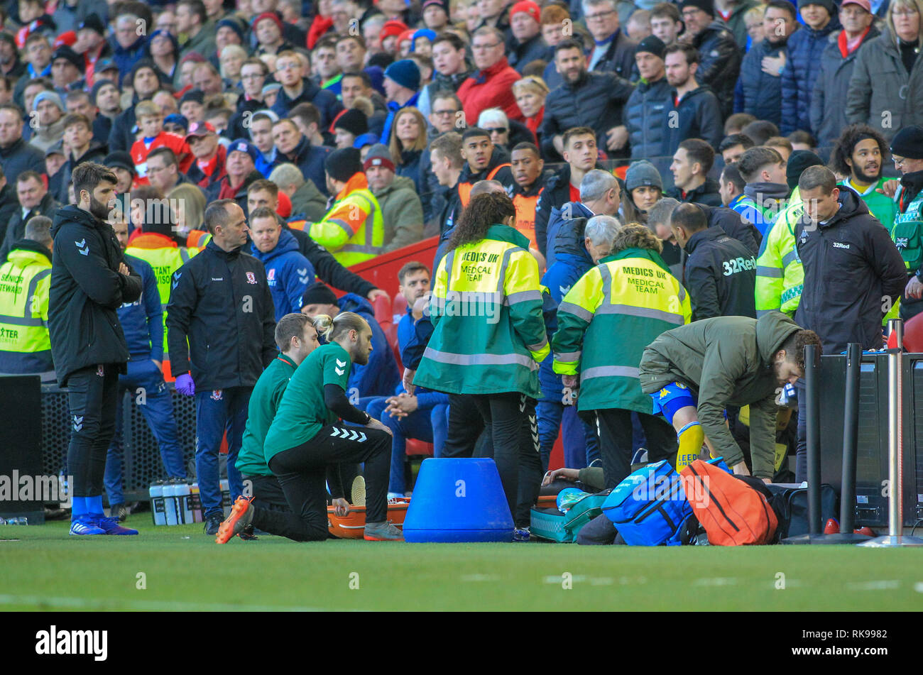 9. Februar 2019, Riverside Stadium, Middlesbrough, England; Sky Bet Meisterschaft, Middlesbrough vs Leeds United: eine lange Verzögerung in der zweiten Hälfte als jemand erhält ärztliche Behandlung in der Nähe der Leeds Bank Credit: Craig Milner/News Bilder der Englischen Football League bilder DataCo Lizenz unterliegen. Stockfoto