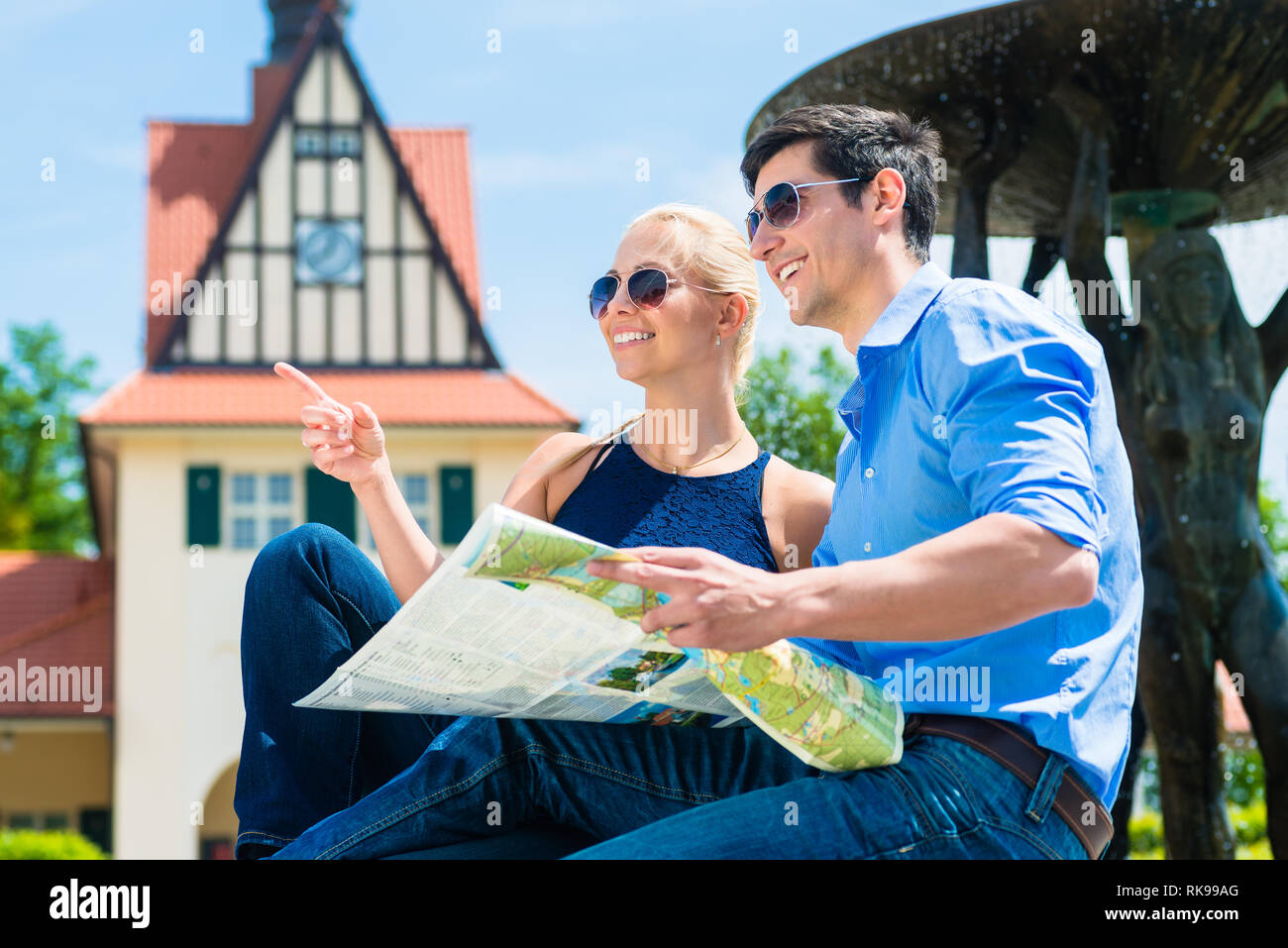 Nahaufnahme der junge Paar hält Karte Stockfoto