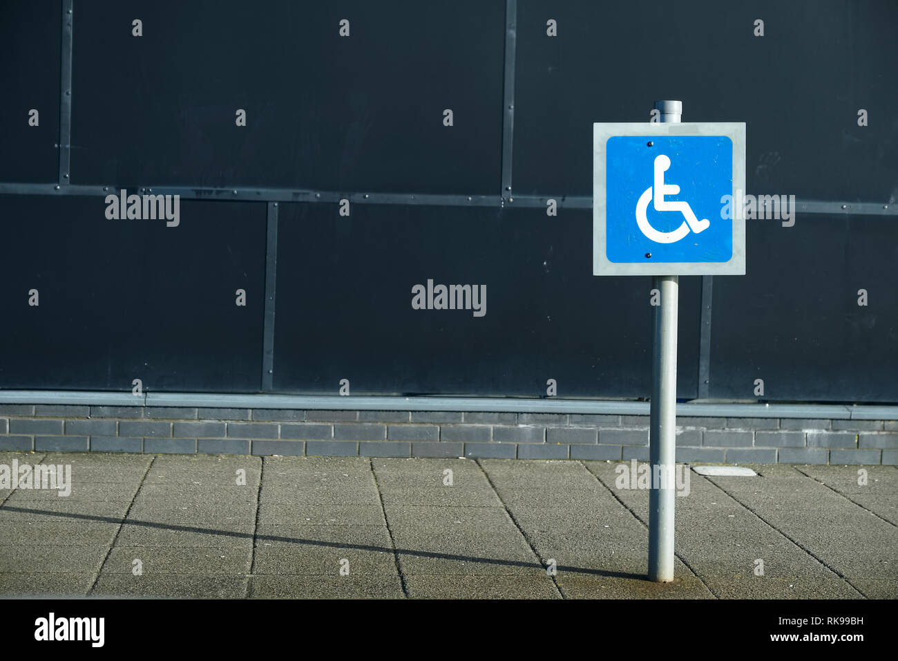Deaktiviert Blau Badgeholder nur am Parkplatz Schild Stockfoto
