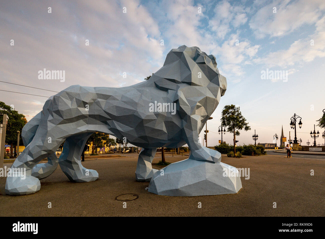 Xavier Veilhan 2004 Blue Lion Skulptur in Stalingrad, Bordeaux, Frankreich Stockfoto