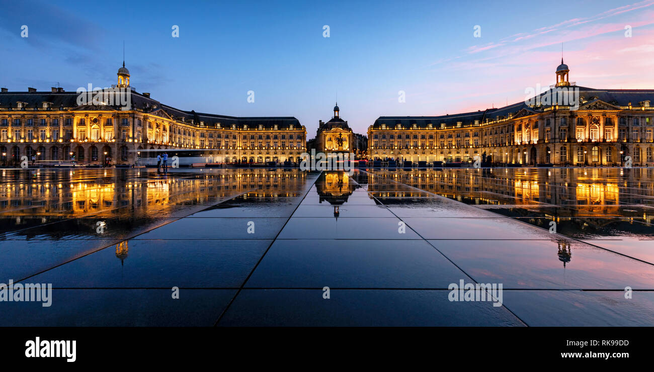 Miroir d'eau in der Dämmerung, Place de la Bourse, Bordeaux, Aquitaine neue, Frankreich Stockfoto
