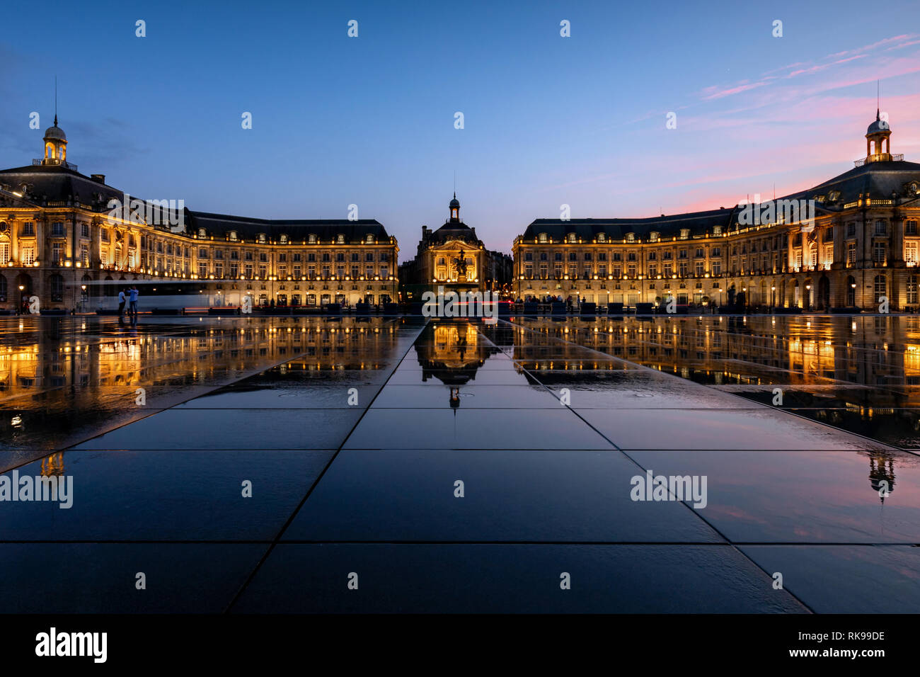Miroir d'eau in der Dämmerung, Place de la Bourse, Bordeaux, Aquitaine neue, Frankreich Stockfoto
