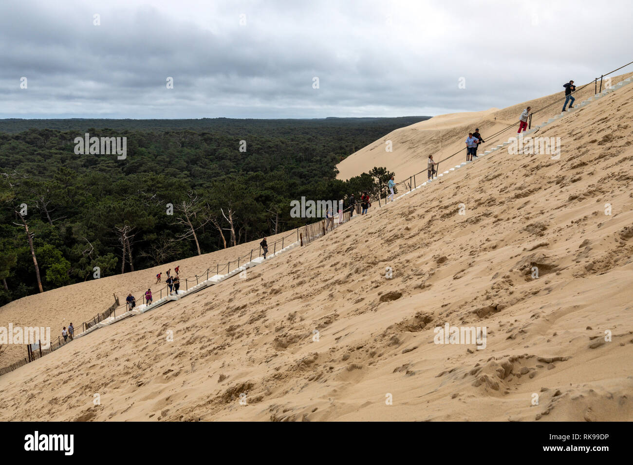 Touristen klettern die Düne von Pilat Die höchste Sanddüne Europas in La Teste-de-Buch in der Bucht von Arcachon, Frankreich, 60 km von Bordea entfernt Stockfoto